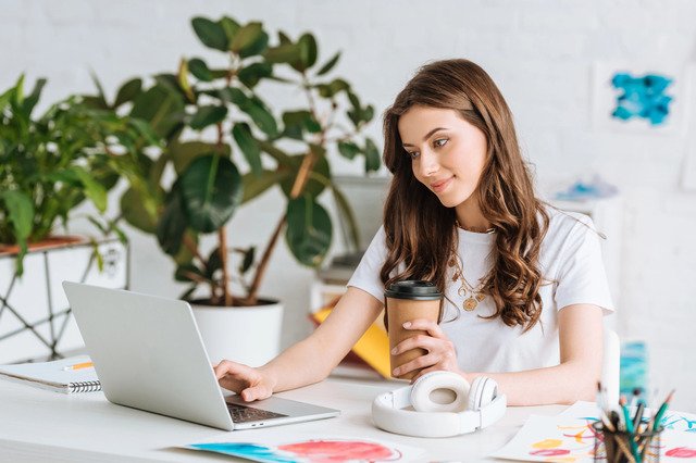 žena pracující na home office